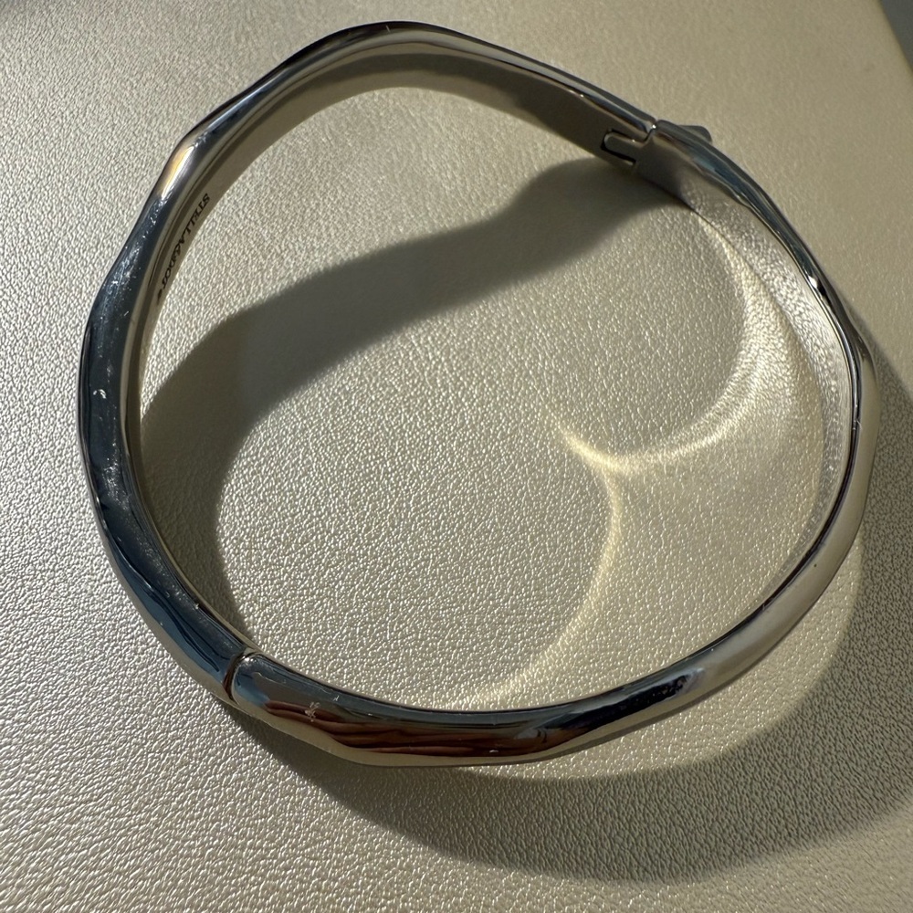 STELLA&DOT Silver Twist Bangle Bracelet
BRAND NEW